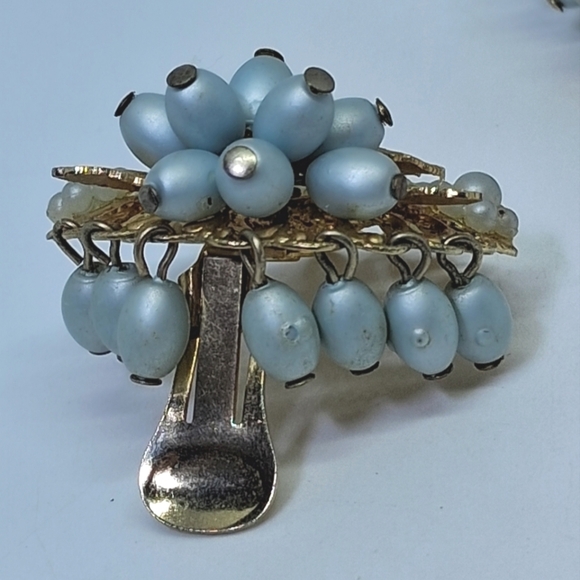 * Vintage Ornate Filagree Back Blue Floral Clip On Earrings - Picture 7 of 7